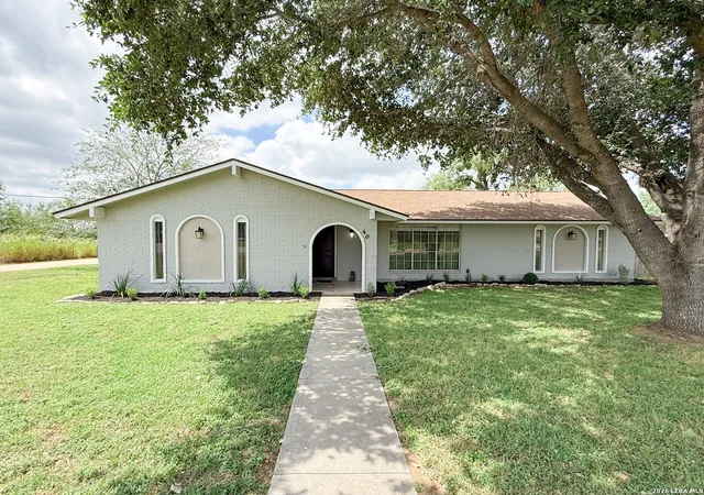 Homes for sale in Devine, TX | 401 Bluebonnet Ave, Devine, TX 78016 | MLS# 1993351