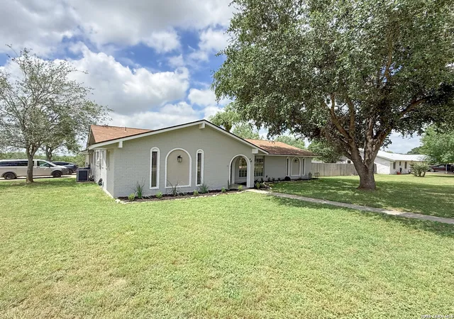 Homes for sale in Devine, TX | 401 Bluebonnet Ave, Devine, TX 78016 | MLS# 1993351