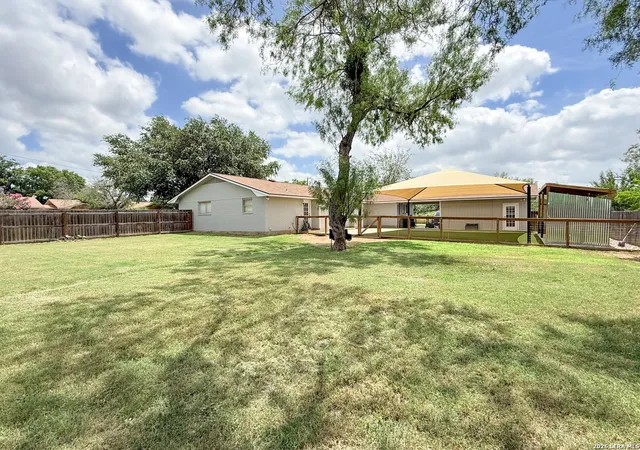Homes for sale in Devine, TX | 401 Bluebonnet Ave, Devine, TX 78016 | MLS# 1993351