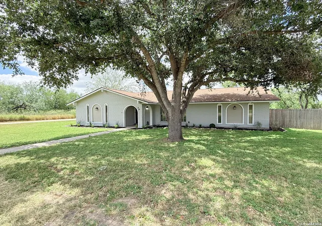 Homes for sale in Devine, TX | 401 Bluebonnet Ave, Devine, TX 78016 | MLS# 1993351