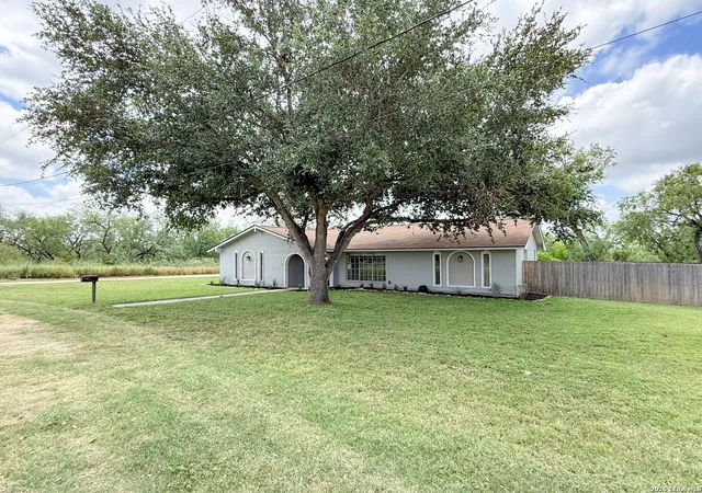 Homes for sale in Devine, TX | 401 Bluebonnet Ave, Devine, TX 78016 | MLS# 1993351