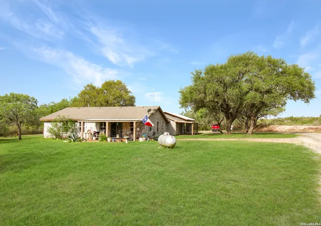 Homes for sale in Beeville, TX | 164 Bobwhite Trl, Beeville, TX 78102 | MLS# 1993489