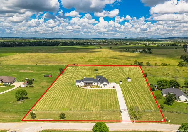 Homes for sale in Center Point, TX | 115 Tracks Trl, Center Point, TX 78010 | MLS# 1993513