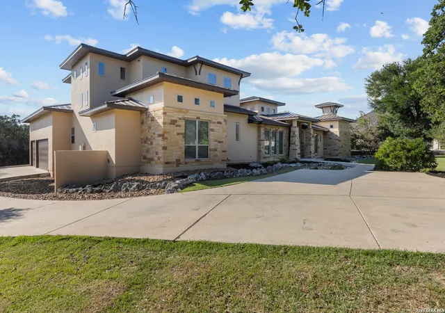 Photo 3 of Single family home for sale at 41 Woodland Vw, Fair Oaks Ranch, TX 78015 | MLS# 1993539 | Listing updated on 2026-09-03
