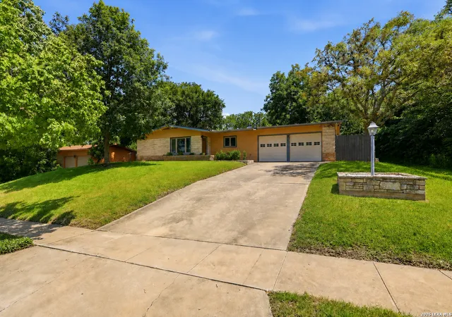 Photo 3 of Sale Pending at 246 W Glenview Dr, San Antonio, TX 78228 | MLS# 1993592 | Listing updated on 2026-08-01