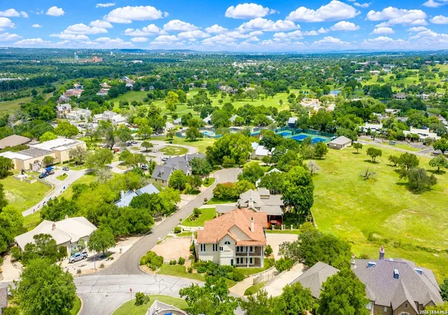 Photo 2 of Single family home for sale at 107 Deerwood Dr, Kerrville, TX 78028 | MLS# 1993686 | Listing updated on 2026-08-16
