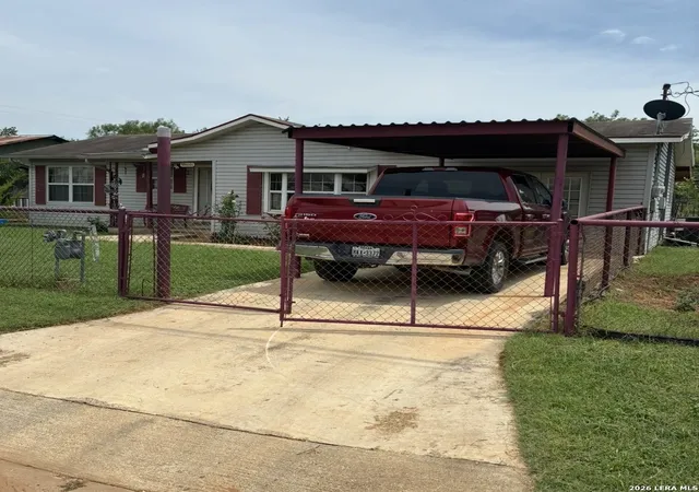 Photo 3 of Single family home for sale at 323 E White St, Dilley, TX 78017 | MLS# 1993711 | Listing updated on 2026-09-08