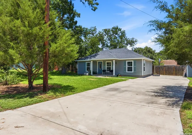 Homes for sale in Luling, TX | 554 W Austin, Luling, TX 78648 | MLS# 1993814