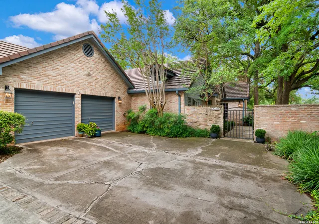 Photo 1 of Single family home for sale at 6 Plum Ln, San Antonio, TX 78218 | MLS# 1993897 | Listing updated on 2026-08-12
