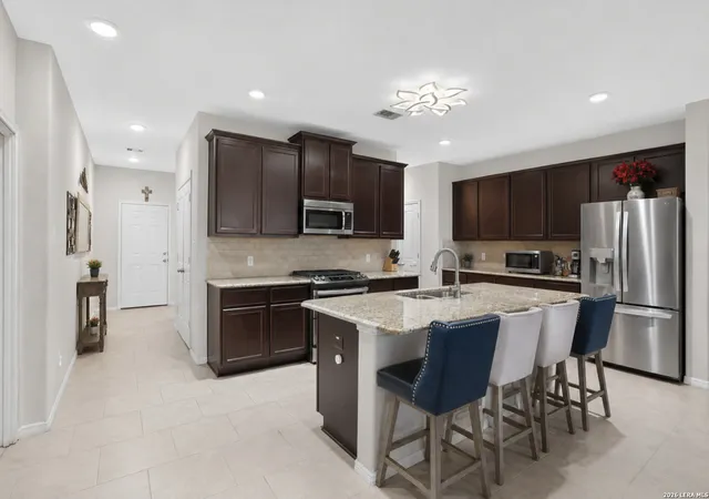 3rd image of 135 Meadow Valley Dr, Conroe, TX 77384 | MLS# 1993917
