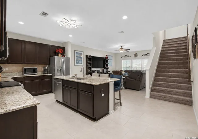 5th image of 135 Meadow Valley Dr, Conroe, TX 77384 | MLS# 1993917