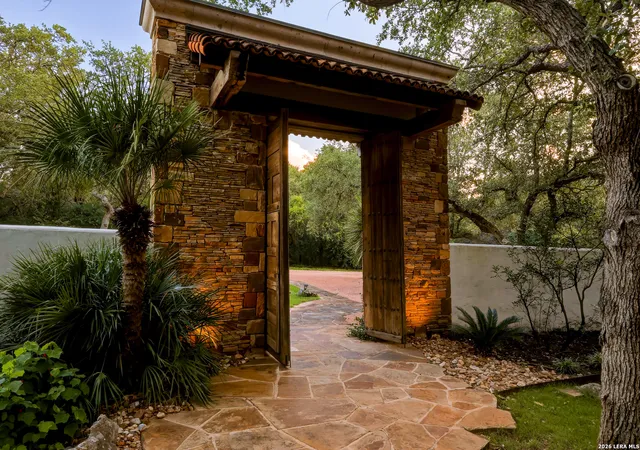 3rd image of 1726 Greystone Rdg, San Antonio, TX 78258 | MLS# 1994093