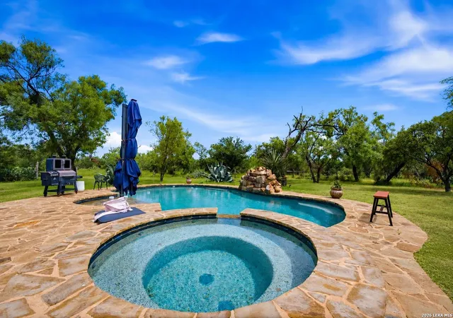 2nd image of 714 Veterans Dr, Sabinal, TX 78881 | MLS# 1994150