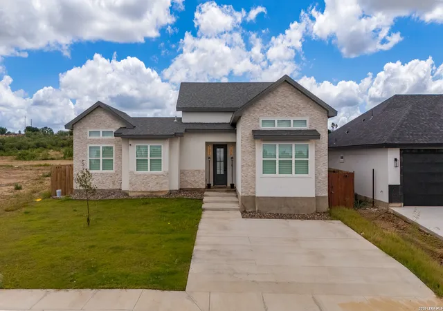 2nd image of 709 Encinal Dr, Eagle Pass, TX 78852 | MLS# 1994158