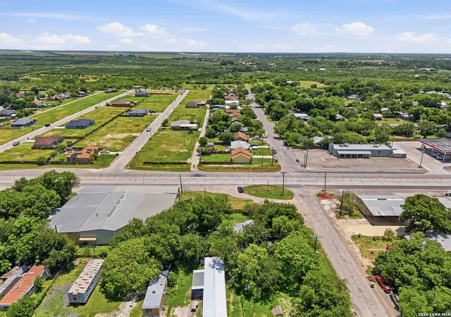 4th image of 312 E Brazos St, Uvalde, TX 78801 | MLS# 1994203