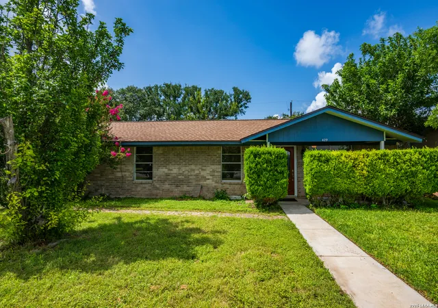 2nd image of 429 Moonwind Dr, Uvalde, TX 78801 | MLS# 1994222