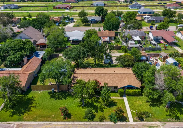 22nd image of 429 Moonwind Dr, Uvalde, TX 78801 | MLS# 1994222