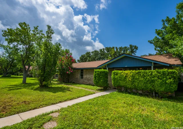 3rd image of 429 Moonwind Dr, Uvalde, TX 78801 | MLS# 1994222