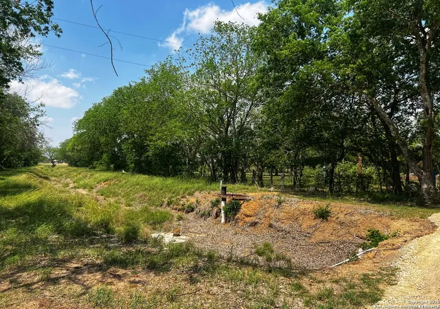 4th image of 304 County Road 6611, Devine, TX 78016 | MLS# 1994287