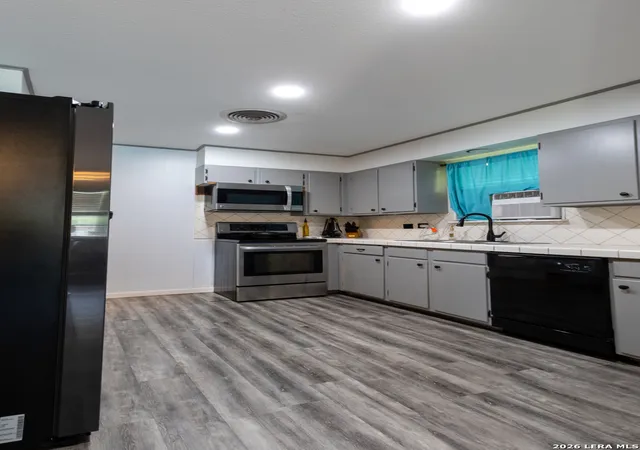 3rd image of 717 E Brazos, Pearsall, TX 78061 | MLS# 1994411