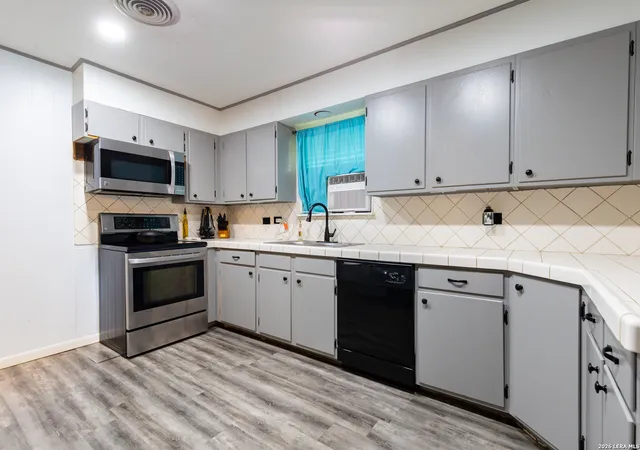 4th image of 717 E Brazos, Pearsall, TX 78061 | MLS# 1994411