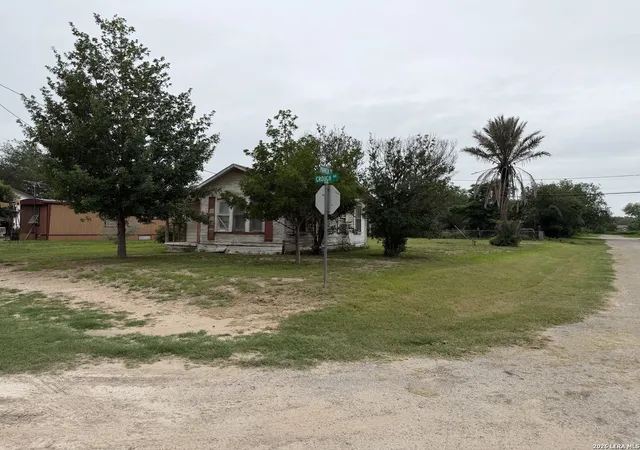 4th image of 600 Crouch Ave, Devine, TX 78016 | MLS# 1994518