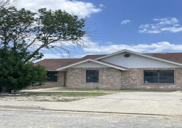 Photo 2 of Sale Pending at 113 Costa Rica Dr, Eagle Pass, TX 78852 | MLS# 1994565 | Listing updated on 2026-08-11