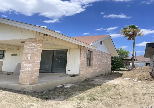 Photo 4 of Sale Pending at 113 Costa Rica Dr, Eagle Pass, TX 78852 | MLS# 1994565 | Listing updated on 2026-08-11