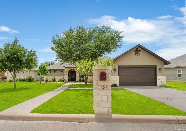 2nd image of 121 Fairway Dr, Floresville, TX 78114 | MLS# 1994874