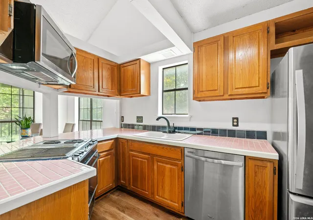 Listing Photo 2 - Condo for sale in building located at 8611 Datapoint Dr, San Antonio, TX 78229 - Unit #74