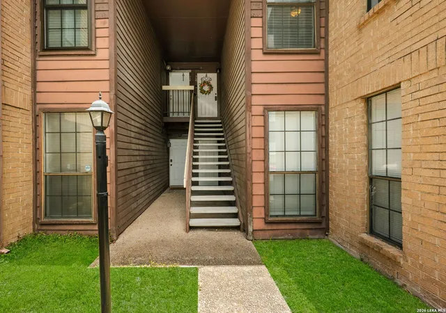 Listing Photo 4 - Condo for sale in building located at 8611 Datapoint Dr, San Antonio, TX 78229 - Unit #74