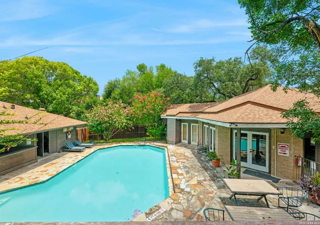 Listing Photo 5 - Condo for sale in building located at 8611 Datapoint Dr, San Antonio, TX 78229 - Unit #74
