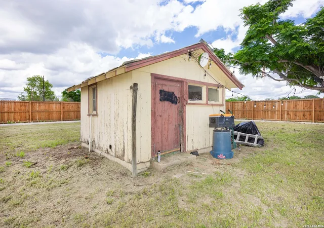Homes for sale in Devine, TX | 523B Rossville, Devine, TX 78016 | MLS# 1995114
