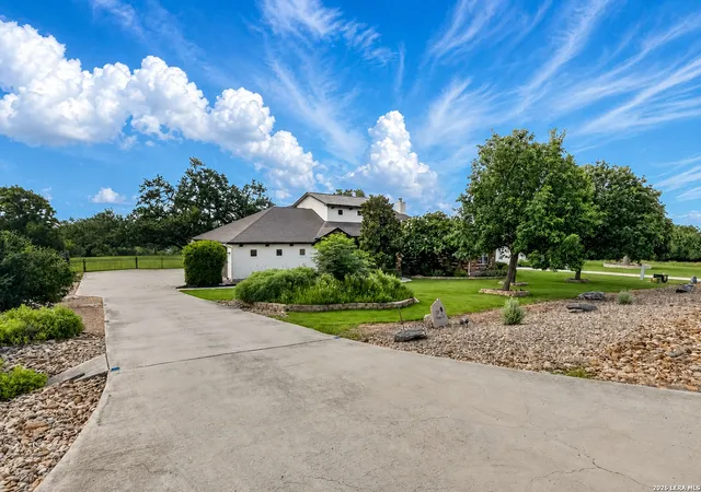Photo 2 of Single family home for sale at 1424 Decanter Dr, New Braunfels, TX 78132 | MLS# 1995203 | Listing updated on 2026-09-19