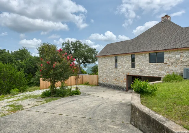 Photo 4 of Single family home for sale at 1256 Highland Terrace Dr, Canyon Lake, TX 78133 | MLS# 1995305 | Listing updated on 2026-10-16
