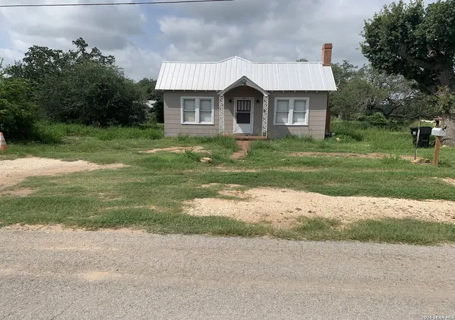 Homes for sale in Devine, TX | 502 Bowman Ave, Devine, TX 78016 | MLS# 1995385