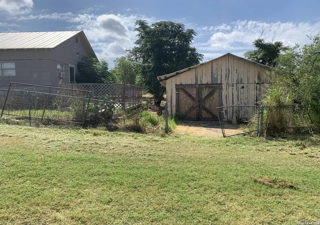 Homes for sale in Devine, TX | 502 Bowman Ave, Devine, TX 78016 | MLS# 1995385