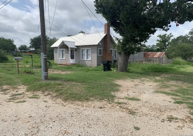 Homes for sale in Devine, TX | 502 Bowman Ave, Devine, TX 78016 | MLS# 1995385