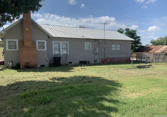 Homes for sale in Devine, TX | 502 Bowman Ave, Devine, TX 78016 | MLS# 1995385