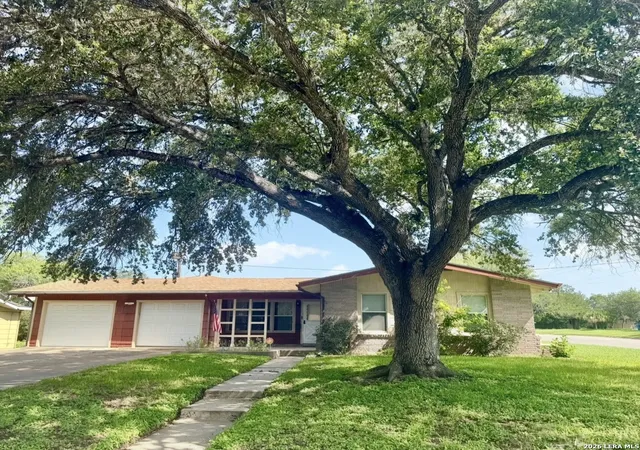 Homes for sale in Beeville, TX | 909 Toledo St, Beeville, TX 78102 | MLS# 1995490