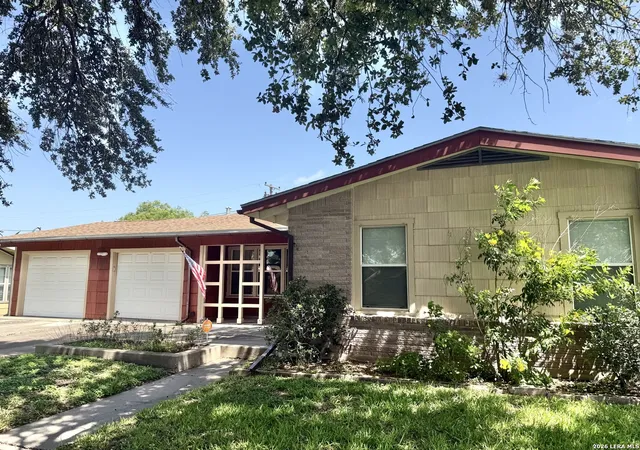 Homes for sale in Beeville, TX | 909 Toledo St, Beeville, TX 78102 | MLS# 1995490