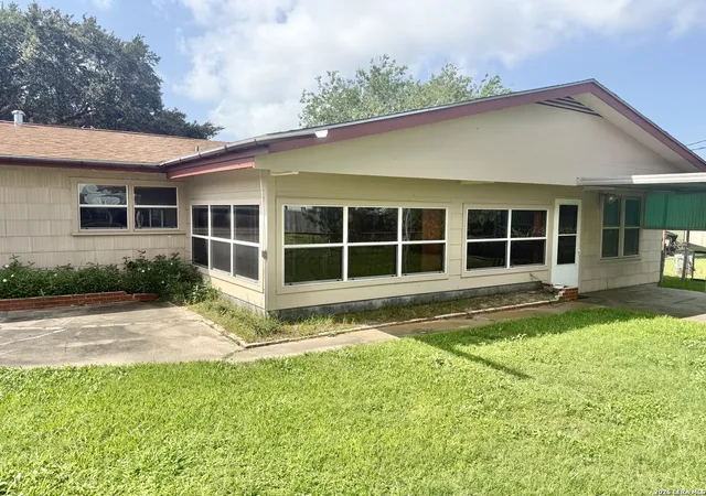 Homes for sale in Beeville, TX | 909 Toledo St, Beeville, TX 78102 | MLS# 1995490