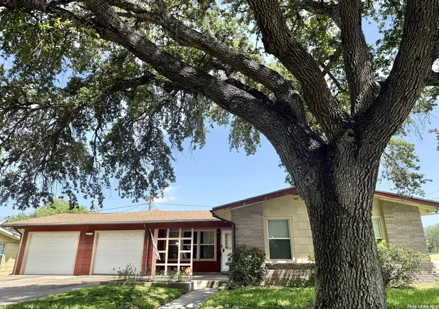 Homes for sale in Beeville, TX | 909 Toledo St, Beeville, TX 78102 | MLS# 1995490