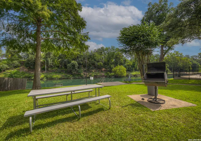 2nd image of 500 N Market, New Braunfels, TX 78130