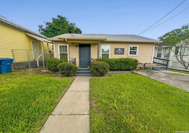 Homes for sale in Beeville, TX | 108 E Hefferman St, Beeville, TX 78102 | MLS# 1995541