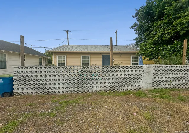 Homes for sale in Beeville, TX | 108 E Hefferman St, Beeville, TX 78102 | MLS# 1995541
