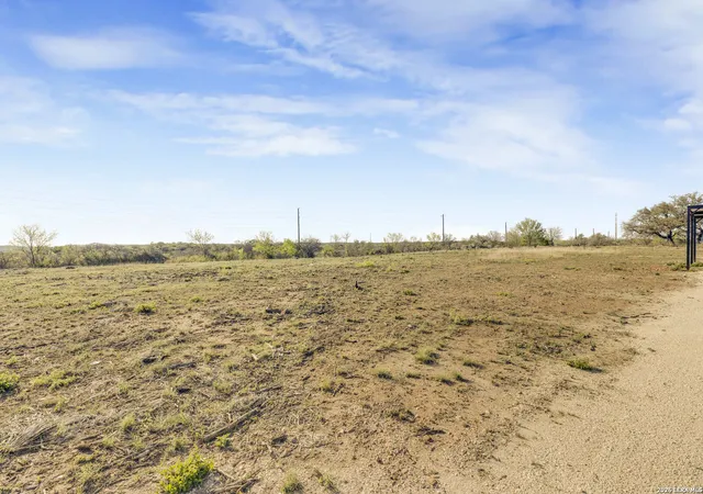 Homes for sale in Devine, TX | 2811 Cr 467, Devine, TX 78016 | MLS# 1995579
