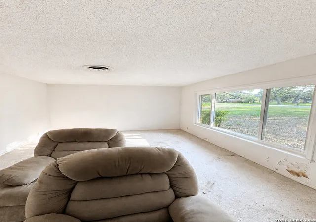 Photo 3 of Single family home for sale at 26 Sunrise Dr, Pleasanton, TX 78064 | MLS# 1995701 | Listing updated on 2026-08-04