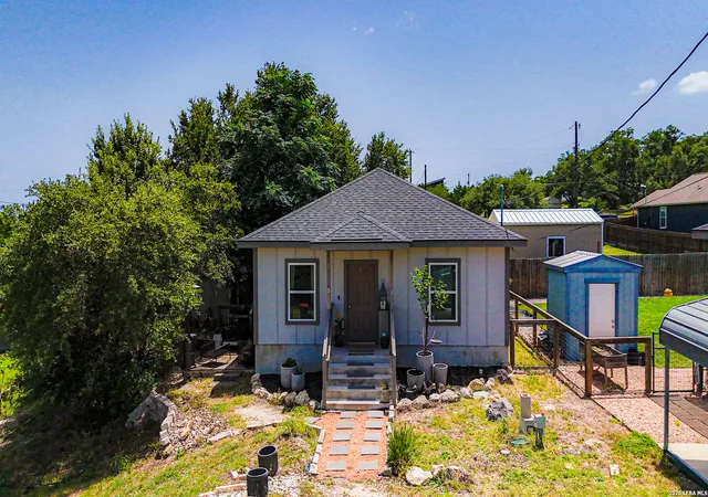 2nd image of 1260 Mountain View Dr, Canyon Lake, TX 78133 | MLS# 1995714