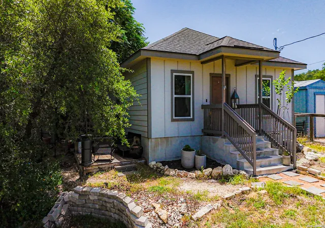 3rd image of 1260 Mountain View Dr, Canyon Lake, TX 78133 | MLS# 1995714